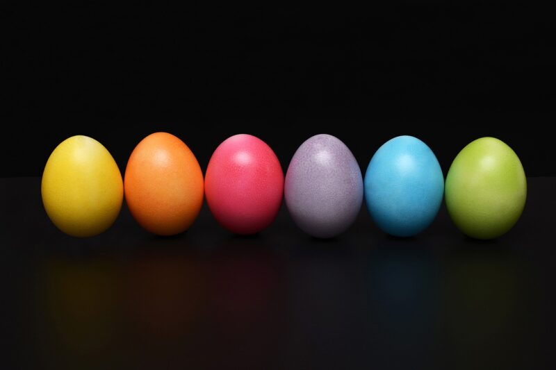 様々な色の卵